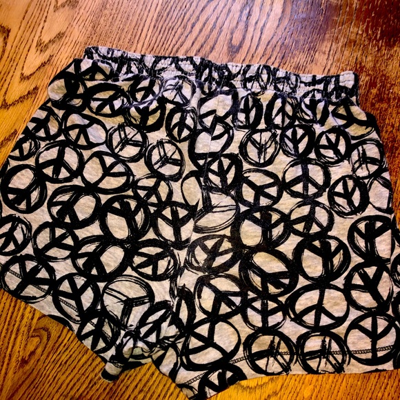 Peace sign outfit - Picture 2 of 2